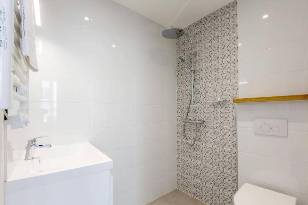 La Chambre Liberte 2, Sdb Privative Et Tv, Cuisine Salon Partages, Confort Et Hypercentre Brest Luaran gambar